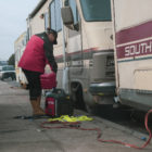 Tolbert le da un fuerte jale a la cuerda de su generador, que usa para prender las comodidades dentro de su RV cada día. Esto le permite usar electrodomésticos de cocina, la bomba de agua, luces y un calentador mientras recarga las baterías del vehículo por la noche. Tolbert comparte el generador con personas que viven en vehículos estacionados cerca de ella. En las calles, dijo, a las personas “no pensamos en ellos, punto.” Pero a través de la experiencia, muchos se vuelven fuertes después de ser derribados o descuidados por otros. “Te das cuenta de que vales la pena, en todas las maneras más difíciles. Y así es como es,” dijo. “Pero tú lo vales. Ustedes no saben su valor.”