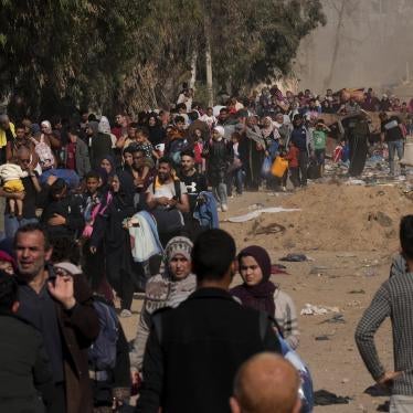 People flee to the southern Gaza Strip along Salah al-Din Street, November 18, 2023.